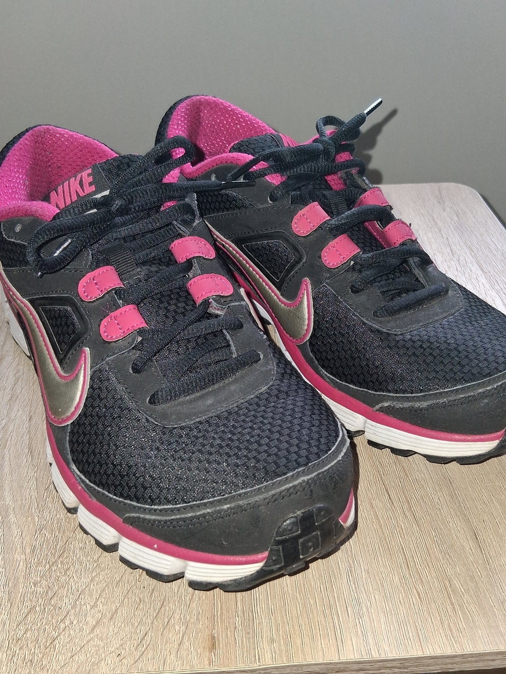 Nike Women’s Black & Pink Running Sneakers Size 10